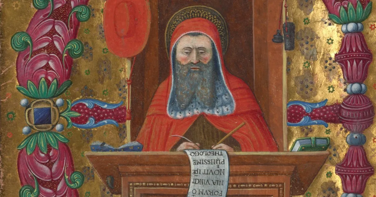 Miniatura medievale su fondo dorato: San Girolamo, anziano e barbuto in veste rossa da cardinale, scrive a un leggìo con la penna, tra cornici floreali.